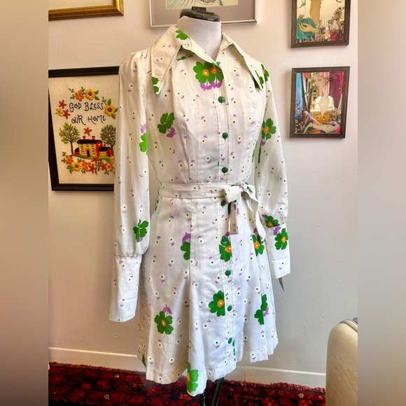 Vintage 1970s White Floral Shirt Dress – Mod Green & Purple Daisy Print – Belted - Picture 1 of 7